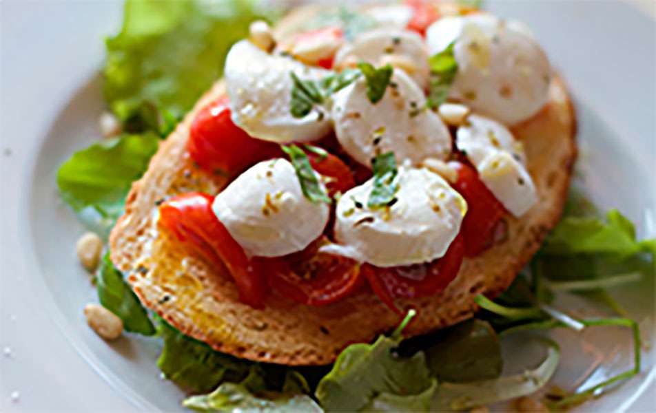 Tostadas de tomate con mozzarella